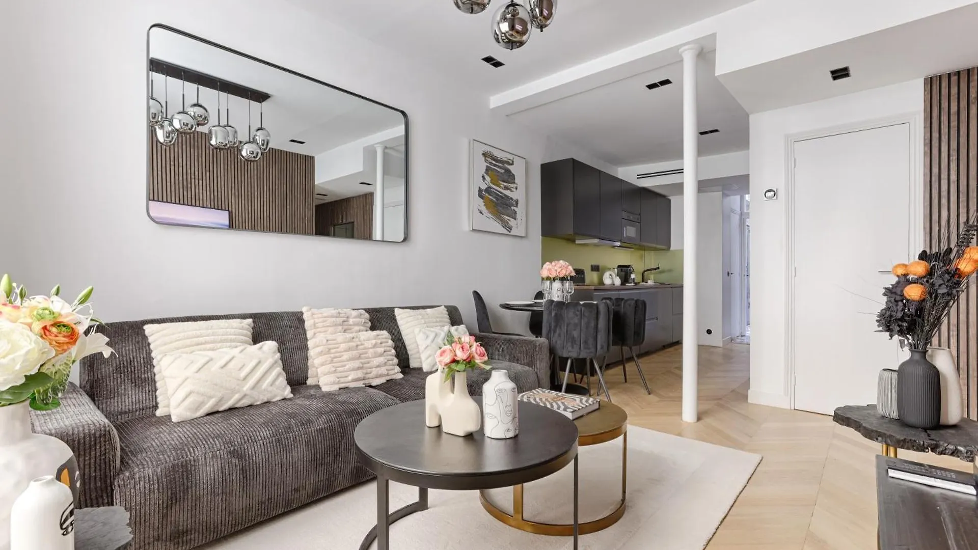 Stylish 2 Bedroom Near Montmartre Sacre Coeur Paris